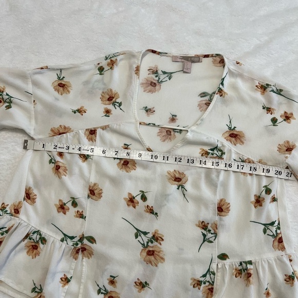 Forever 21 Floral V-Neck Women's Top. #06 - Picture 10 of 10